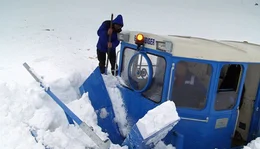 Mit Schneefr&auml;sen wird die Hochalpenstra&szlig;e am Gro&szlig;glockner freigemacht.