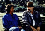 Jonathan (Michael Landon, l.) hat Mark (Victor French, r.) die Rolle eines Penners zugewiesen, der auf die vier Ausreißer aufpassen soll. Jonathan (Michael Landon, l.) hat Mark (Victor French, r.) die Rolle eines Penners zugewiesen, der auf die vier Ausreißer aufpassen soll.