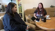 Nicole (li.) m&ouml;chte sicher gehen, dass Jana nicht weiter von ihrer Internet-Bekanntschaft ausgenutzt wird.