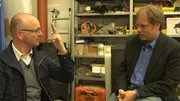 Der Polarforscher Frank Wilhelms (rechts) vom Alfred-Wegener-Institut für Polar- und Meeresforschung (AWI) in Bremerhaven erzählt Karsten Schwanke von seinem großen Ziel: so tief ins Eis der Antarktis zu bohren, dass er auf Schichten trifft, die älter als eine Million Jahre sind. Der Polarforscher Frank Wilhelms (rechts) vom Alfred-Wegener-Institut für Polar- und Meeresforschung (AWI) in Bremerhaven erzählt Karsten Schwanke von seinem großen Ziel: so tief ins Eis der Antarktis zu bohren, dass er auf Schichten trifft, die älter als eine Million Jahre sind.