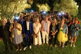 Die Hochzeit von Lou und Max eskaliert ungeplant zu einem riesigen Spektakel.