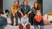 Eine ungew&ouml;hnliche Patchwork-Familie: Eva (Marie Burchard, li.), Mads (Sebastian Str&ouml;bel, Mitte) und Ren&eacute; (Franziska Wulf, re.) mit Kindern Oscar (Thias Dertinger) und Lola (Thurid Charlotte Funck, unten re.).