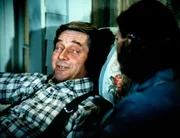 Völlig frustriert stürzt sich John (Ralph Waite, l.) ins "wilde Leben" ... Völlig frustriert stürzt sich John (Ralph Waite, l.) ins "wilde Leben" ...