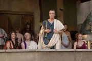 Batiatus (John Hannah) muss eine schwierige Entscheidung f&auml;llen ...