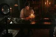 Joseph von Fraunhofer (Andreas Mayer) an seinem Schreibtisch. Joseph von Fraunhofer (Andreas Mayer) an seinem Schreibtisch.