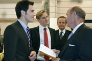 Manus Plan, No-Name-Wein mit gefälschten Etiketten zu veredeln, scheint gerade noch mal gut zu gehen - bis Philip (Philipp Romann, 2.v.l.) den Betrug wittert und den Wein auf die Menükarte des Restaurants setzt - zum Entsetzen von Mark (Arne Stephan , l.) ... Manus Plan, No-Name-Wein mit gefälschten Etiketten zu veredeln, scheint gerade noch mal gut zu gehen - bis Philip (Philipp Romann, 2.v.l.) den Betrug wittert und den Wein auf die Menükarte des Restaurants setzt - zum Entsetzen von Mark (Arne Stephan , l.) ...