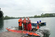 Willi (li.) will herausfinden, wer &uuml;ber das Wasser wacht - n&auml;mlich die Wasserwacht! Manfred (re.) und Matias (Mitte) nehmen ihn mit in einem superschnellen Motorboot.