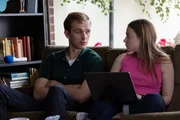 Ben (Harry Lawtey) zeigt Emma (Jessica Barden) im Vertrauen einen Textentwurf zu einem sehr persönlichen Artikel und fragt sie um Rat. Ben (Harry Lawtey) zeigt Emma (Jessica Barden) im Vertrauen einen Textentwurf zu einem sehr persönlichen Artikel und fragt sie um Rat.