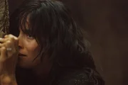 Julie (Carrie-Anne Moss)