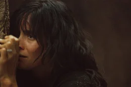 Julie (Carrie-Anne Moss)