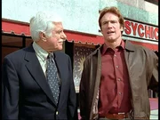 Mark (Dick Van Dyke, l.) und Steve (Barry Van Dyke, r.) sind ratlos: Ein wertvoller Diamant wurde trotz sch&auml;rfster Sicherheitsma&szlig;nahmen gestohlen.