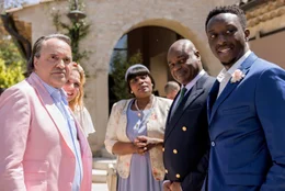 Das Brautpaar Lou und Max h&auml;tte seine Hochzeit gerne ohne ihre Familien gefeiert. Von links: Charles (Gr&eacute;goire Bonnet), Lou (Camille Lou), Quitterie (Marie-Sohna Cond&eacute;), Fran&ccedil;ois-Louis (Denis Mpunga) und Max (Ahmed Sylla)