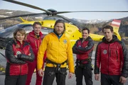Das Team der Bergrettung Ramsau vor dem n&auml;chsten Einsatz. Von links:  Katharina Strasser (Luise B&auml;hr), Michael D&ouml;rfler (Robert Lohr), Markus Kofler (Sebastian Str&ouml;bel), Tobias Herbrechter (Markus Brandl), Benjamin Marasek (Mirko Lang).