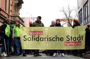 Die Karlsruher B&uuml;rger f&uuml;rchten, dass sie die Finanzlage der Stadt ausbaden m&uuml;ssen. Demo mit Transparent: Aufschrift "Solidarische Stadt"
