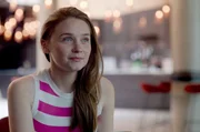 Die junge Schauspielerin Emma Lyttleton (Jessica Barden) kann ihren ersten Bühnenerfolg feiern. Die junge Schauspielerin Emma Lyttleton (Jessica Barden) kann ihren ersten Bühnenerfolg feiern.