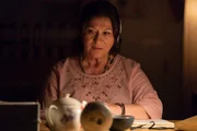 Elisabeth Berkhoff (Eva Mattes) engagiert sich ehrenamtlich in Nachtschichten für das Berliner Krisentelefon. Sie scheint den nötigen Abstand zu den Anrufern verloren zu haben. Elisabeth Berkhoff (Eva Mattes) engagiert sich ehrenamtlich in Nachtschichten für das Berliner Krisentelefon. Sie scheint den nötigen Abstand zu den Anrufern verloren zu haben.