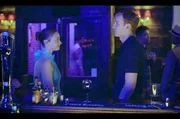 Ben (Harry Lawtey) und Emma (Jessica Barden) sehen sich auf der Premierenfeier von Emmas Theaterstück und kommen sich wieder näher. Ben (Harry Lawtey) und Emma (Jessica Barden) sehen sich auf der Premierenfeier von Emmas Theaterstück und kommen sich wieder näher.