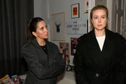 Jessica (Nina Ensmann, r.) f&uuml;hlt sich beim Gespr&auml;ch mit Laura (Chryssanthi Kavazi) ziemlich sch&auml;big.