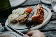 Am s&uuml;dlichen Donauufer im Naturidyll der Wachau, eingebettet inmitten von eigenen Weing&auml;rten findet man den traditionellen Heurigen von Peter Pulker, den wir beim Kochen des angeblich weltbesten Schweinsbratens von A-Z begleiten.