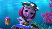 L-R: Cecilia, Escarlata La Pirata.