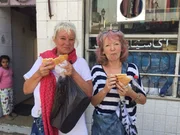 Für die ungleichen Schwestern Gabi (r) und Claudia (l) geht es nach Marokko, wo sie einmal in ihrem Leben auf einem Kamel sitzen wollen. Für die ungleichen Schwestern Gabi (r) und Claudia (l) geht es nach Marokko, wo sie einmal in ihrem Leben auf einem Kamel sitzen wollen.