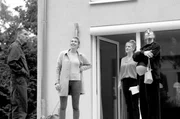 Ronja (2. von links) mit Paulina Czienskowski (rechts) und Valentin Hansen (links) bei der Besichtigung einer Doppelhaush&auml;lfte. Geht es mit dem ersten Kind automatisch bergab ins Konservativen-Life?