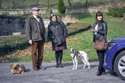 Lord (Philip Jackson, l.) und Lady McIntosh (Victoria Carling, M.) begr&uuml;&szlig;en Linda (Lavinia Wilson, r.) auf ihrem gro&szlig;en schottischen Landsitz.