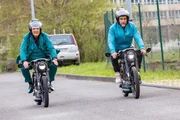 Die "L&ouml;wen" Nils Glagau (r.) und Ralf D&uuml;mmel unterziehen das Elektrokleinkraftrad im Retrostil von Metorbike direkt dem Praxistest.  +++