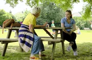 Linda (Julie Hesmondhalgh, li.) teilt Emma (Jessica Barden, re.) mit, dass Ben nur für eine andere Person ähnlich empfunden hat: Jess. Linda (Julie Hesmondhalgh, li.) teilt Emma (Jessica Barden, re.) mit, dass Ben nur für eine andere Person ähnlich empfunden hat: Jess.