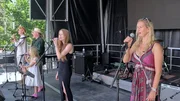 Kein Geld bedeutet, erfinderisch werden und so zieht es sie in die Goldrausch-Stadt Dawson City, wo die Kellys ein Konzert geben.