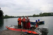 Willi mit den Wasserwachtlern Manfred und Matias am Langwieder See bei M&uuml;nchen.