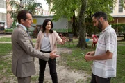 Radek (Hans-Werner Meyer, l.) und Mina (Jasmin Tabatabai) &uuml;berraschen Mostafa (Hadi Khanjanpour, r.) nach seinem Gespr&auml;ch mit Sabine und m&ouml;chten von ihm wissen, um was es darin ging.