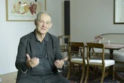 Prof. Dr. Christoph Wulf (Erziehungswissenschaftler, Professor für Anthropologie und Erziehung an der FU Berlin). Gutmenschen vs. Egoisten? Arm gegen Reich? Macht gegen Moral? Forschungsergebnisse zeichnen ein anderes Menschenbild: Der Mensch als soziales Wesen, das Werten wie Großzügigkeit und Gerechtigkeit den Vorzug vor schierem Eigennutz gibt. Wir nehmen den Zuschauer mit auf sein ganz persönliches Abenteuer, an dessen Ende er sich selber fragt, wie viel Altruismus wohl in ihm steckt. Prof. Dr. Christoph Wulf (Erziehungswissenschaftler, Professor für Anthropologie und Erziehung an der FU Berlin). Gutmenschen vs. Egoisten? Arm gegen Reich? Macht gegen Moral? Forschungsergebnisse zeichnen ein anderes Menschenbild: Der Mensch als soziales Wesen, das Werten wie Großzügigkeit und Gerechtigkeit den Vorzug vor schierem Eigennutz gibt. Wir nehmen den Zuschauer mit auf sein ganz persönliches Abenteuer, an dessen Ende er sich selber fragt, wie viel Altruismus wohl in ihm steckt.