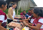 Claudia Munoz Morales ist von Mexiko-Stadt nach San Cristobal de las Casas gezogen, um mit indigenen Frauen ein Label zu gründen und Taschen und Accessoires zu fertigen. Die jungen Frauen arbeiten zu fairen Löhnen. Claudia Munoz Morales ist von Mexiko-Stadt nach San Cristobal de las Casas gezogen, um mit indigenen Frauen ein Label zu gründen und Taschen und Accessoires zu fertigen. Die jungen Frauen arbeiten zu fairen Löhnen.