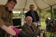 Mickey Ryan (Lloyd Hutchinson, l.), Lionel Hicks (George Cole, M.) und DCI Tom Barnaby (John Nettles, r.). Mickey Ryan (Lloyd Hutchinson, l.), Lionel Hicks (George Cole, M.) und DCI Tom Barnaby (John Nettles, r.).