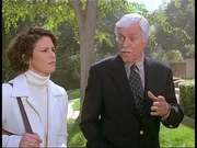 Mark (Dick Van Dyke, r.) diskutiert mit Vanessa (Stephanie Zimbalist, l.) &uuml;ber die Chance, den Juwelendieb auf frischer Tat zu fassen.