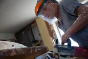 Erich Ruprechter bei der Bildhauer-Arbeit