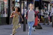 Ben (Harry Lawtey) und Jess (Sophia Brown) lernen sich kennen, als sie gemeinsam den Bus verpassen.