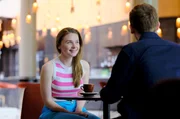 Ben trifft die junge Schauspielerin Emma Lyttleton (Jessica Barden) zu einem Interview für seine Zeitungskolumne. Ben trifft die junge Schauspielerin Emma Lyttleton (Jessica Barden) zu einem Interview für seine Zeitungskolumne.