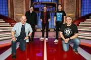 Moderator Kai Pflaume (M.) und seine Rateteam-Kapit&auml;ne Bernhard Ho&euml;cker (l.) und Elton (r.) begr&uuml;&szlig;en in dieser Sendung den Schriftsteller und Kabarettist Torsten Str&auml;ter (2.v.l.) und den Komiker Chris Tall (2.v.r.).