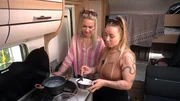 Gina und Anni sind beste Freundinnen und haben schon viele Urlaube zusammen erlebt. Jetzt feiern sie ihre 30-j&auml;hrige Freundschaft bei einem Campingtrip. Damit wagen sich die beiden auf absolutes Neuland.