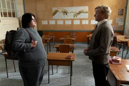 Sein Lehrer Bruder Madigan (Rhys Darby, r.) schl&auml;gt Josh (Julian Dennison, l.) die Teilnahme an der Theatergruppe vor.