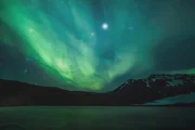 Polarlichter über einem Gletschersee Polarlichter über einem Gletschersee