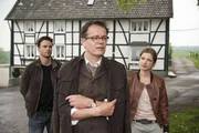 Als eine Frauenleiche neben einem verschobenen Grenzstein gefunden wird, deutet f&uuml;r Tom (Stephan Luca, l.) und Lisa (Susan Sideropoulos, r.) zun&auml;chst alles auf einen Streit unter Nachbarn. Doch dann vermisst der Ehemann (Dirk Stefan Greis, M.) der Toten ein altes Fotoalbum ...