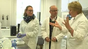 Im Labor werden die Zuchtaustern auf Krankheiten untersucht. Aber auch auf möglichst optimale Bodenbedingungen für ein stabiles Wachstum am Meeresgrund, erfährt Karsten Schwanke. Im Labor werden die Zuchtaustern auf Krankheiten untersucht. Aber auch auf möglichst optimale Bodenbedingungen für ein stabiles Wachstum am Meeresgrund, erfährt Karsten Schwanke.