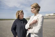Anna Springer (Rita Russek, r.) will von Saskia Tiedemann (Rike Schmid, l.) endlich die Wahrheit wissen.