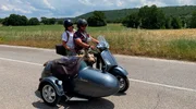 Andreas (63, r.) und Britta (58) mit Hund Toni. Sie machen ihre allererste Spritztour mit der neuen Vespa in Italien.