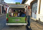 Edgar Coronado de Léon mit seinem Foodtruck/Bulli, aus dem er Tamales, mexikanische Maisfladen, in San Cristobal de las Casas verkauft. Edgar Coronado de Léon mit seinem Foodtruck/Bulli, aus dem er Tamales, mexikanische Maisfladen, in San Cristobal de las Casas verkauft.
