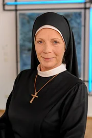 Die neue Mutter Oberin (Nina Hoger). Die neue Mutter Oberin (Nina Hoger).