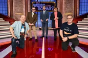Moderator Kai Pflaume (M.) und seine Rateteam-Kapitäne Bernhard Hoëcker (l.) und Elton (r.) begrüßen in dieser Sendung die beiden ehemaligen "Zimmer Frei"-Moderator:innen: Den Musiker Götz Alsmann (2.v.l.) und die Fernseh- und Radiomoderatorin Christine Westermann (2.v.r.). Moderator Kai Pflaume (M.) und seine Rateteam-Kapitäne Bernhard Hoëcker (l.) und Elton (r.) begrüßen in dieser Sendung die beiden ehemaligen "Zimmer Frei"-Moderator:innen: Den Musiker Götz Alsmann (2.v.l.) und die Fernseh- und Radiomoderatorin Christine Westermann (2.v.r.).